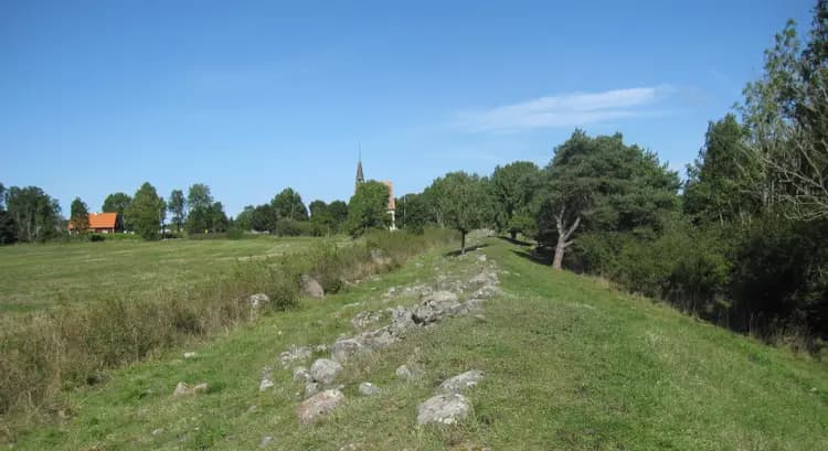 Västergarnsvallen (Västergarn wall)